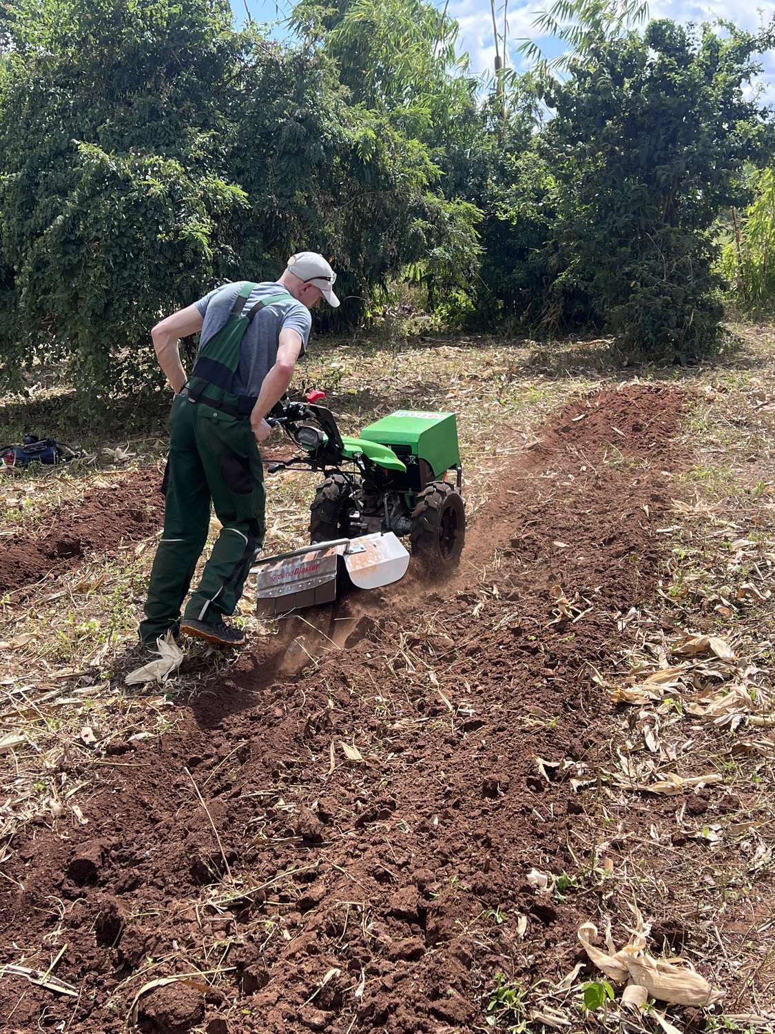 Aftrak AFT-e1 working in field